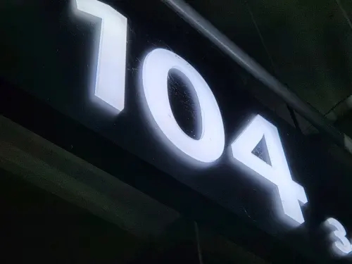 아파트 주차장 안내사인 부착 작업 모습